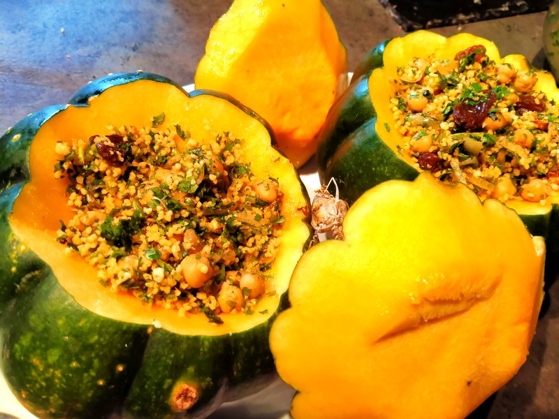 Potimarron farci à la semoule, pois chiches, noix et épices 