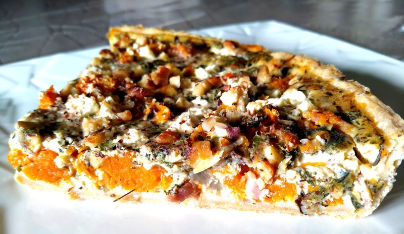 Tarte d'automne à la courge, fêta, lardons et noisettes